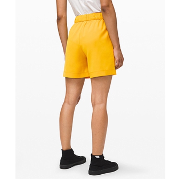 Lululemon Noir Short 5.5" Wrinkle-free Shorts - Picture 3 of 6